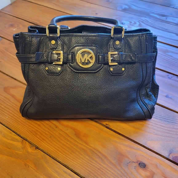 Michael Kors Handbags - Michael Kors pebbled leather bag
